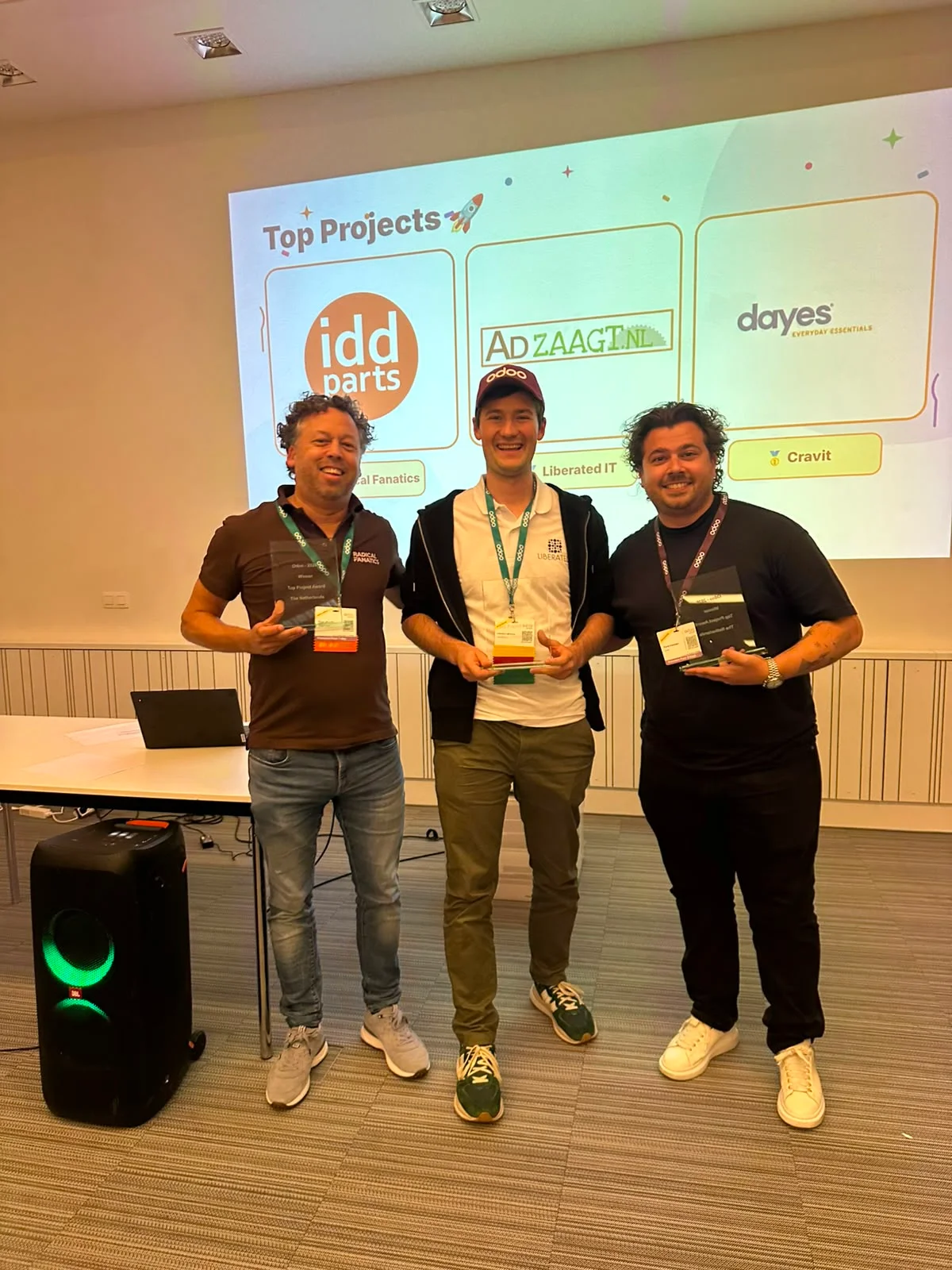 Tim Kieft neemt de Top Project Award 2026 in ontvangst, samen met de winnaars van Liberated IT en Cravit